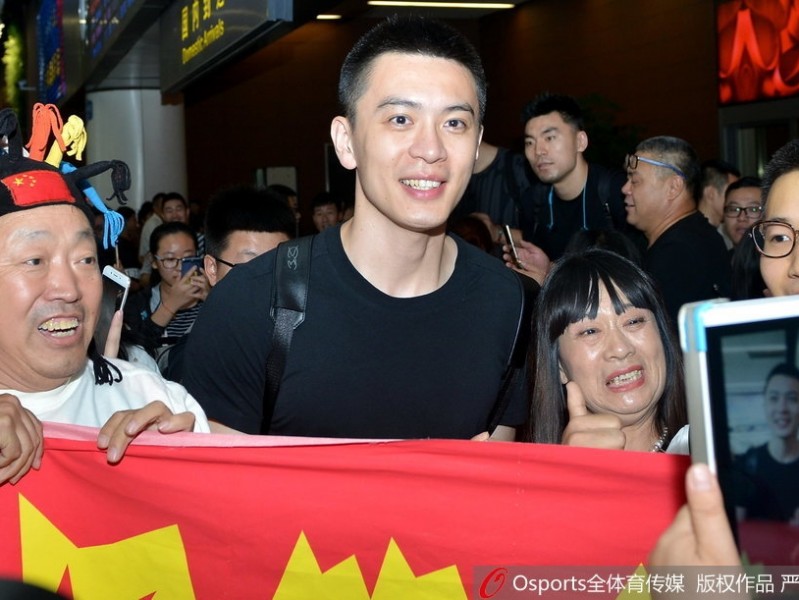 辽篮全运冠军载誉归来，机场温情瞬间定格历史