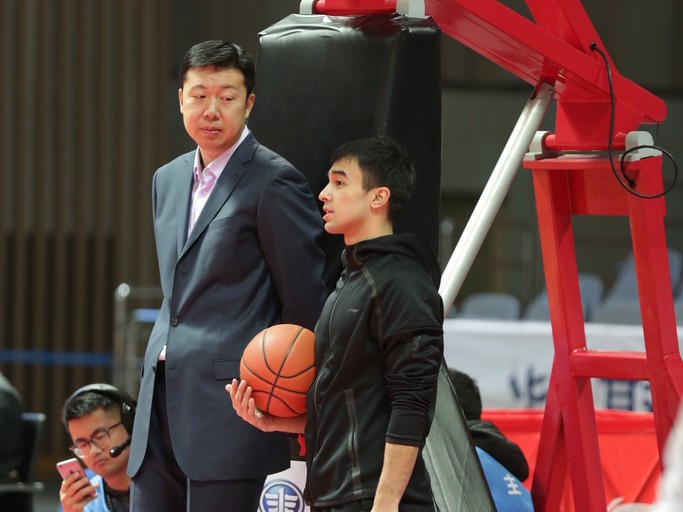 王治郅赛场之外的温情守望 现身宁波赛前训练馆