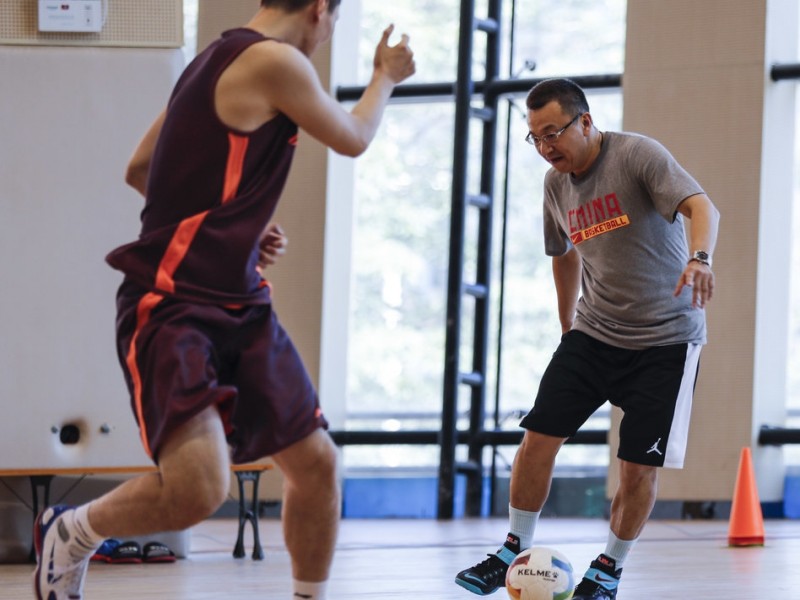 铁帅范斌的柔情一脚 福建男篮集训从快乐足球开始