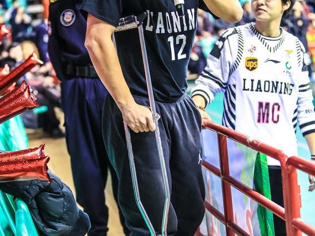 铁杆球迷拄拐助威 辽篮精神感动赛场