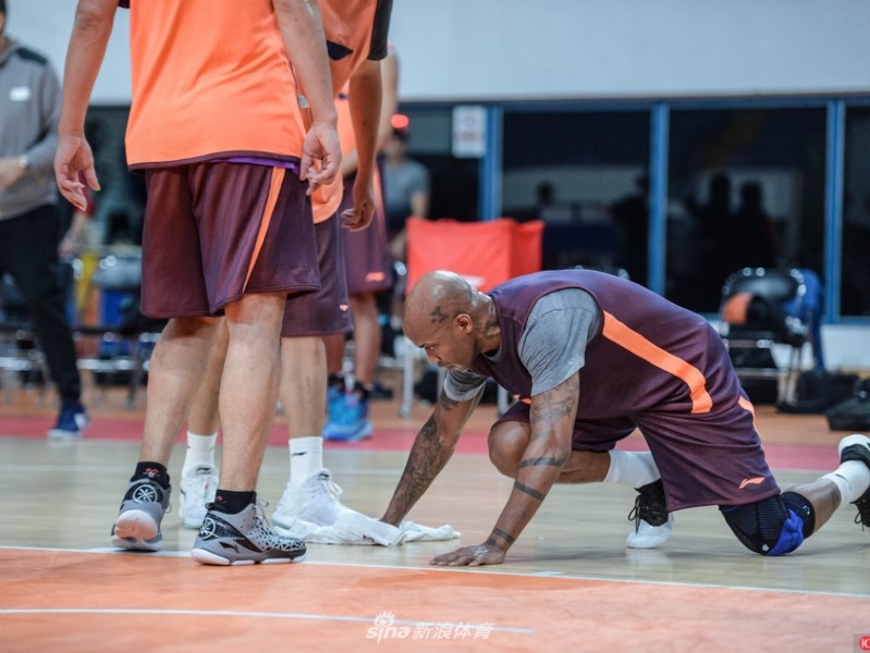 四十岁老将的最后倔强：马布里跪地擦汗，更为队友擦亮地板