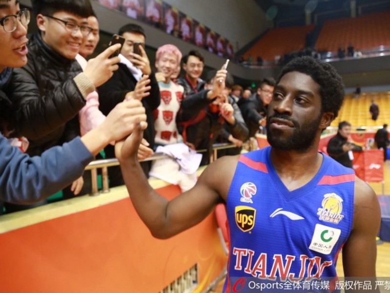 温情暖冬日：游子杰特重回齐鲁大地 与山东球迷演绎最动人重逢