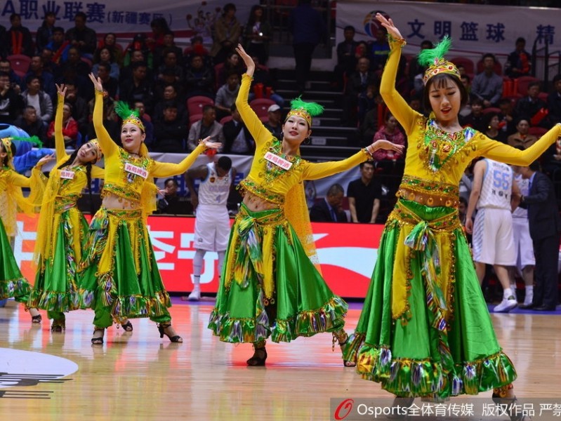 红山体育馆最美风景线，新疆篮球宝贝热舞点燃疆辽大战