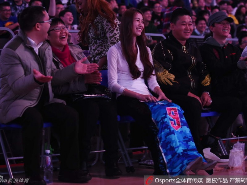 全明星赛场边的最美风景：陈露身披9号战袍，纯真笑颜为孙悦祈福