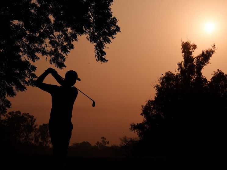 德里高尔夫俱乐部色彩交织的草甸画卷