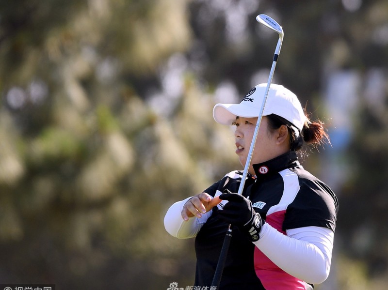 巅峰对决：洛杉矶公开赛群芳竞逐，莫莉娅半程领先