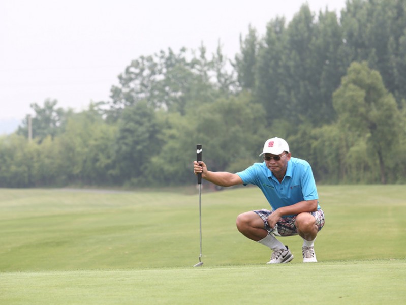 绿茵挥杆竞风流 九鼎杯赛乐相逢