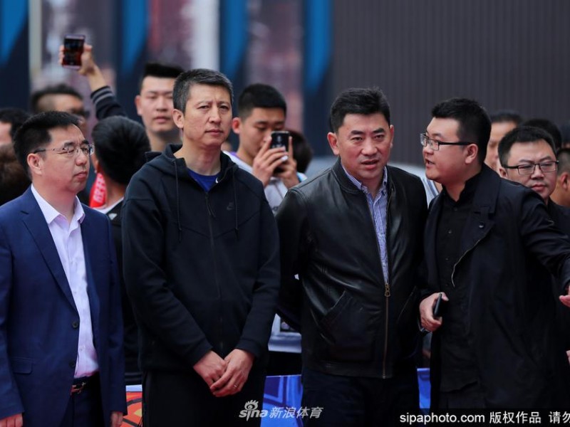 辽篮主帅郭士强现身沈阳街头篮球赛引爆全城激情