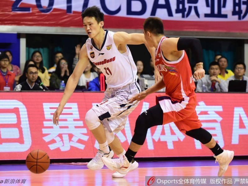 激战时刻：周鹏的罚球与布泽尔的怒吼，那些年我们一起追的篮球记忆