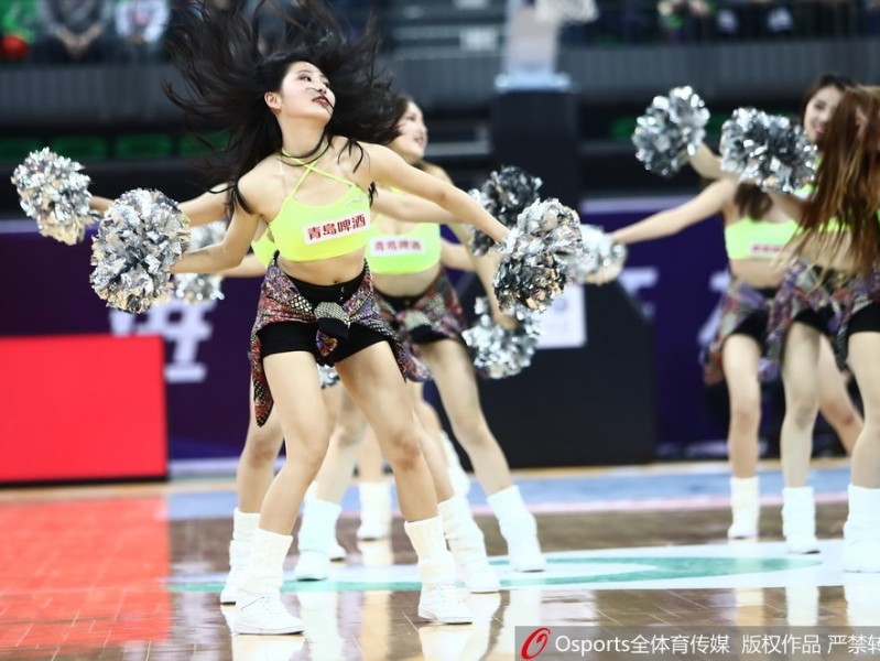 津门赛场炫舞团：篮球宝贝热力绽放，点燃津疆大战激情