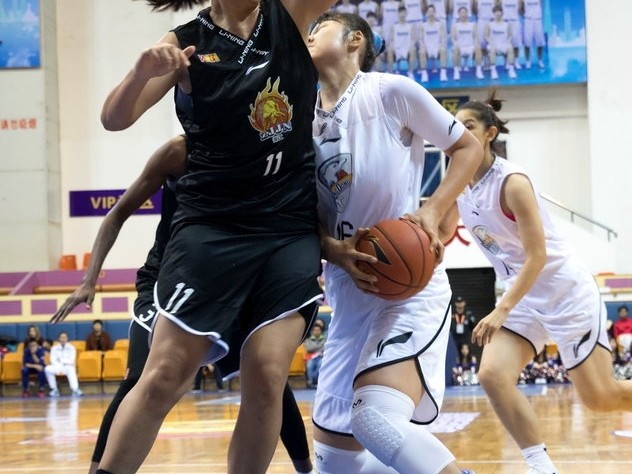 粤女篮内线巨无霸独揽35+18 力擒浙江豪取主场连胜