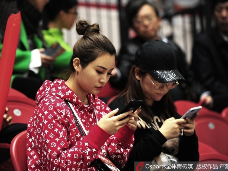 疆辽大战温情一幕：李根爱妻丸子头造型惊艳看台