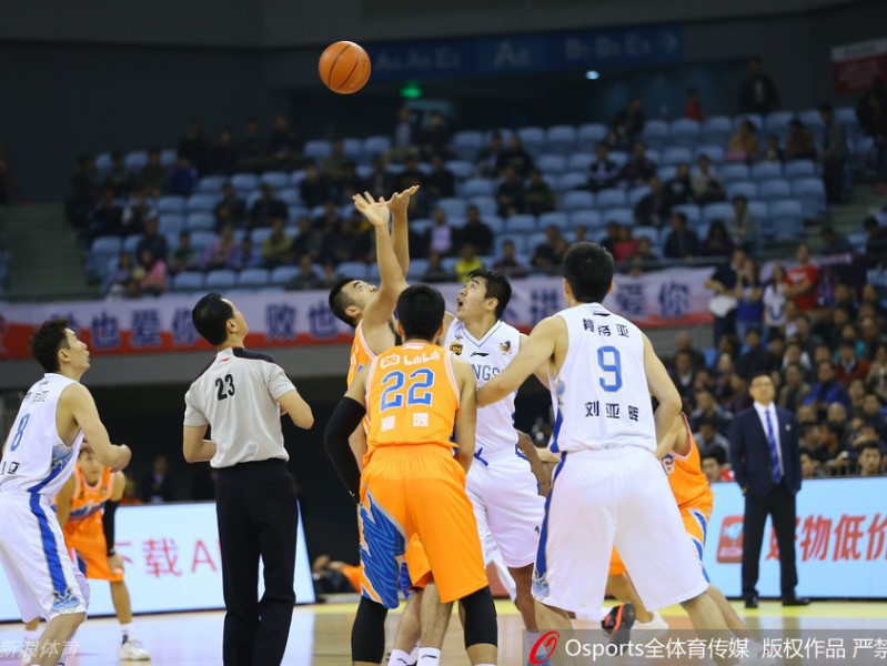 飞身扣篮·封盖阿巴斯·篮球场上经典瞬间