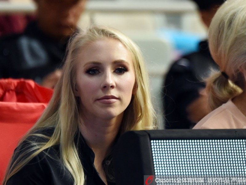 寂寞大神女友场边观战豪放大笑温情瞬间