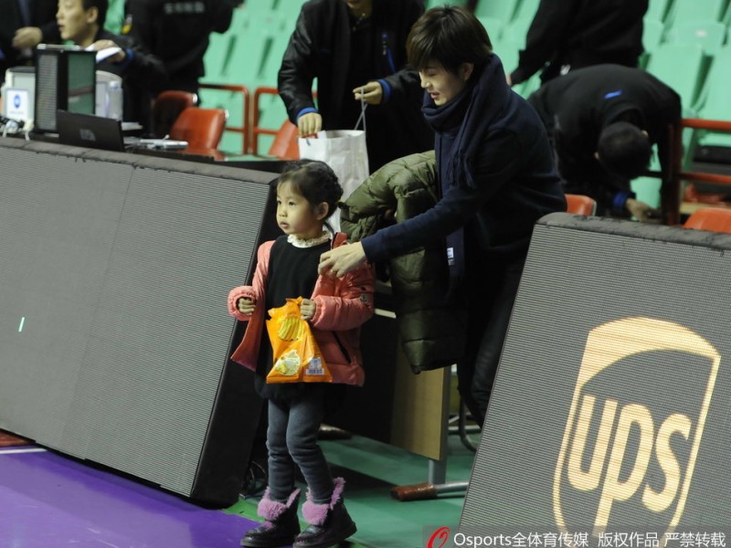 场边的郭士强一家三口：冠军教头的铁血与柔情