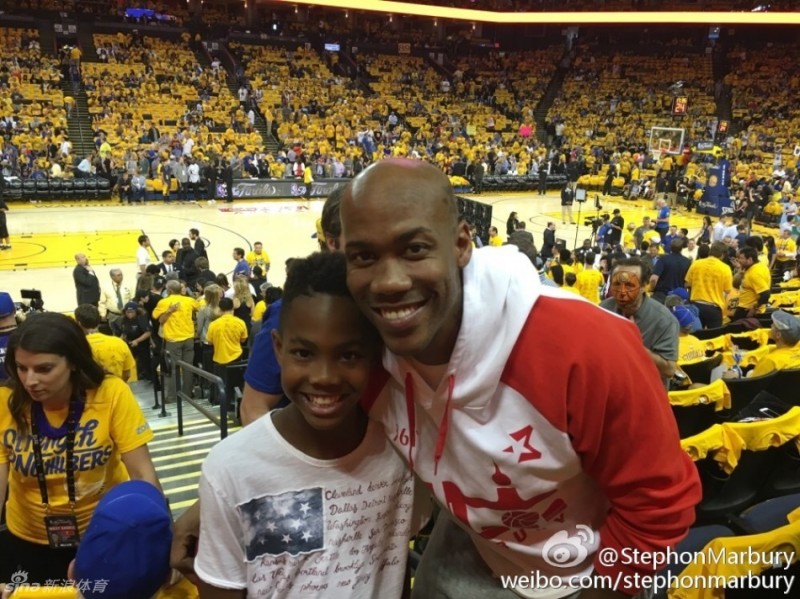 父爱如山篮球传承，马布里携子亲临总决赛抢七盛宴