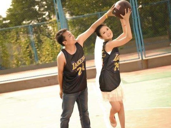 篮球架下的白纱与球衣，这才是爱情最热血的模样