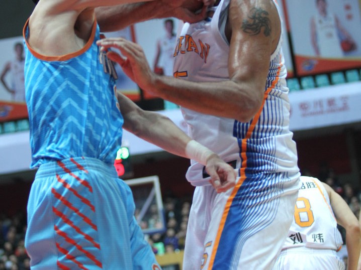 CBA赛场火爆一幕：周琦遭锁喉怒挥拳引发冲突