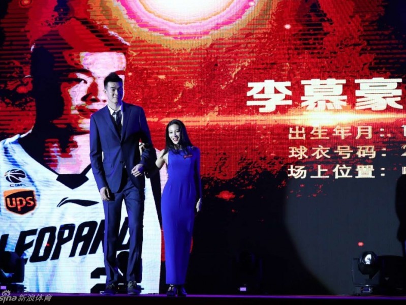 深圳烈豹变身时装男模 李慕豪领衔球场硬汉的T台首秀