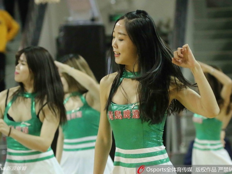 吉林男篮啦啦队冬日劲舞无惧走光燃爆赛场