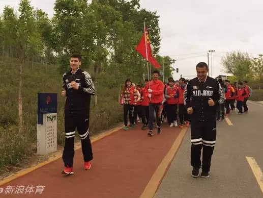 风雨同行，为爱酷跑：西热力江与阿不都的公益征途