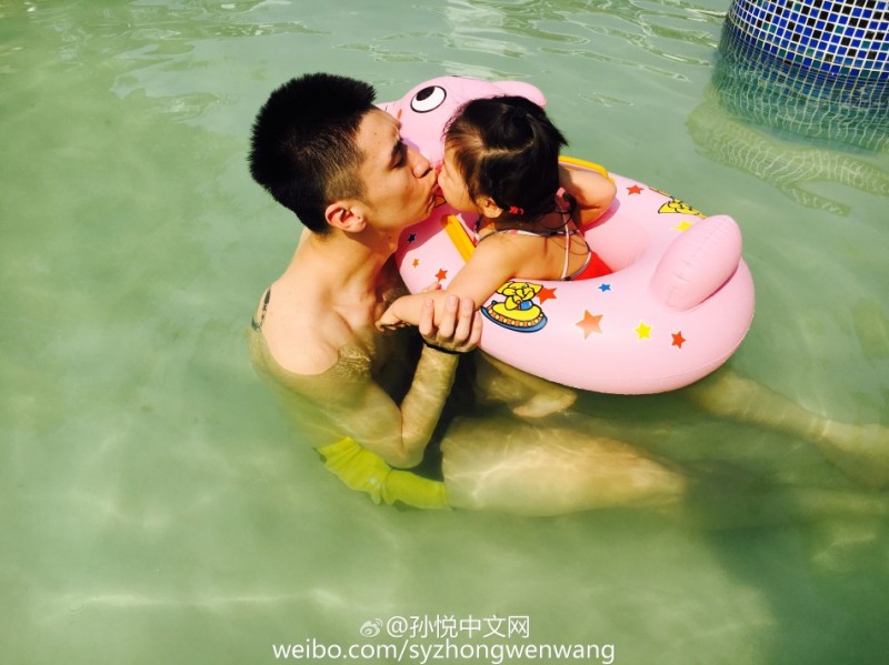 泳池里的超级英雄：孙悦与“小月亮”的温馨父女时光