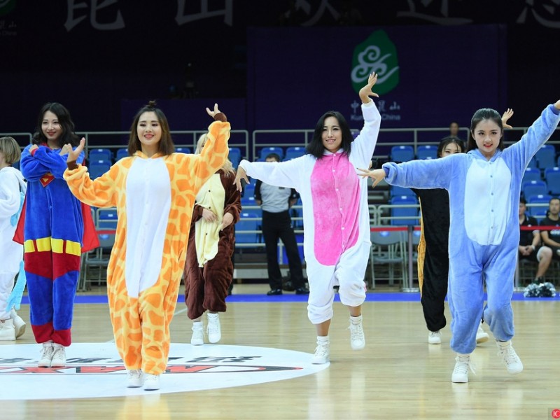 国际男篮挑战赛昆山激战，卡通宝贝热舞助阵点燃赛场