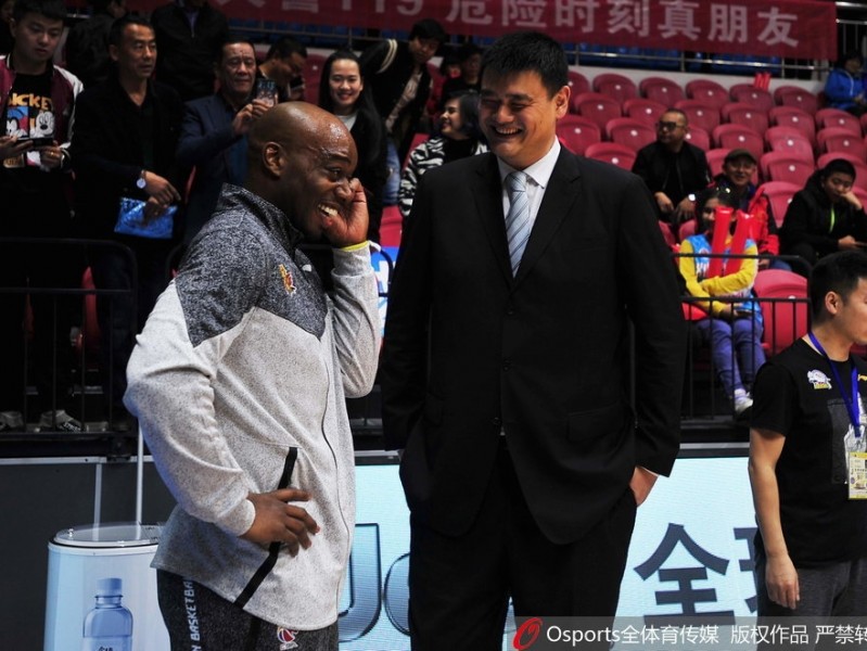 时光荏苒情谊未改：姚明与兰德里赛场叙旧