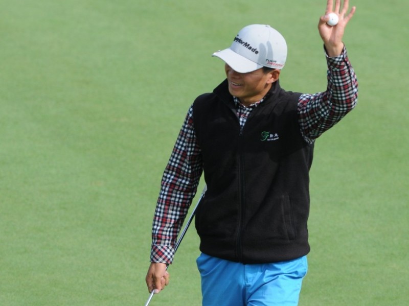 绿茵挥杆间：高尔夫赛场上的专注与温情