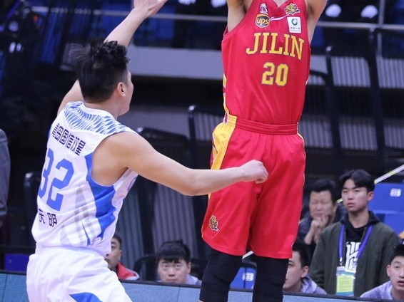 青岛大胜吉林终结五连败，新援梅斯首秀闪耀赛场