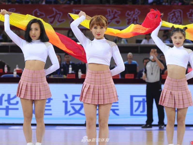 篮球宝贝：赛场中央的炫舞精灵与她们的热辣青春