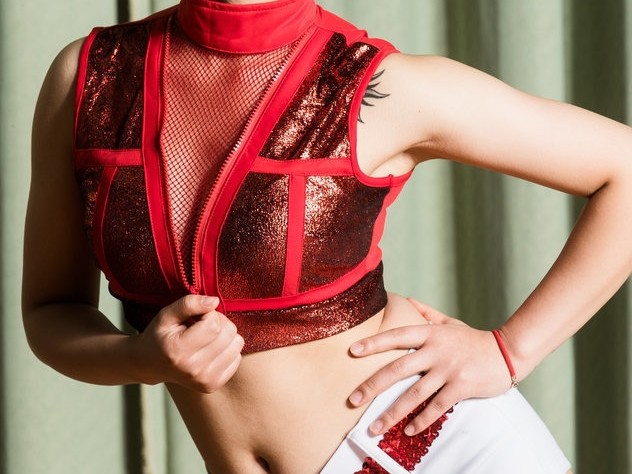 江苏肯帝亚篮球宝贝深V红衣写真，光影间舞动新赛季热情