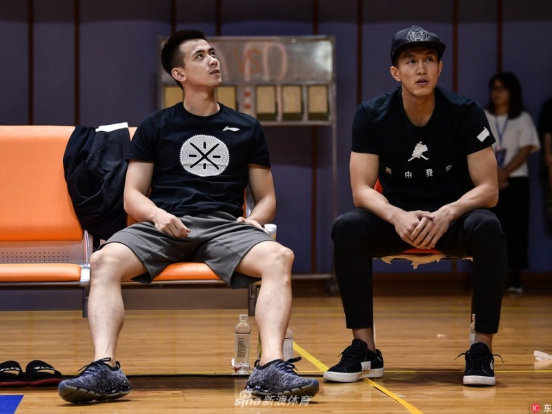 伤病侵袭下的辽篮双子星：郭艾伦与赵继伟场边观战，目睹球队季前赛惜败浙江