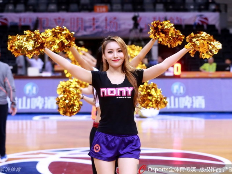 赛场边的最美风景线：篮球宝贝用热舞点燃CBA激情夜