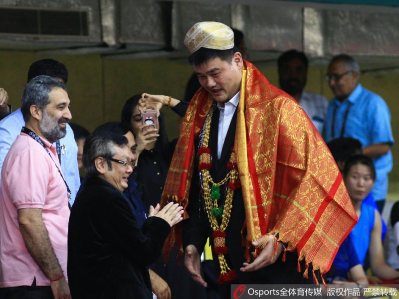 姚明督战女篮亚洲杯，赛场温情获赠民族服饰