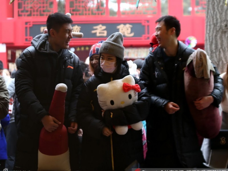 春节邂逅温情：篮球国手常林地坛庙会秀最萌身高差