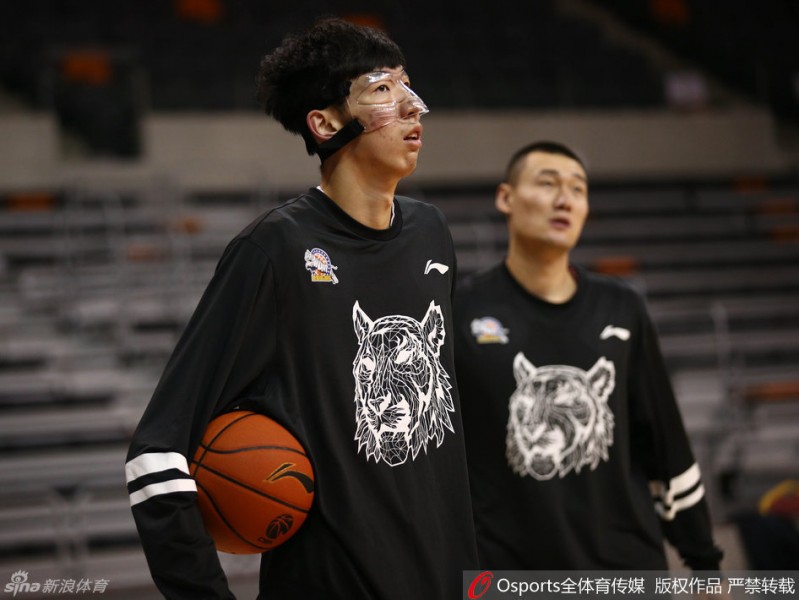 周琦带伤复出面具侠 与李根搞怪训练场兄弟情深