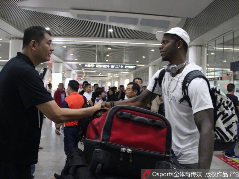 母爱相伴赴征程 巩晓彬机场亲迎火箭旧将琼斯