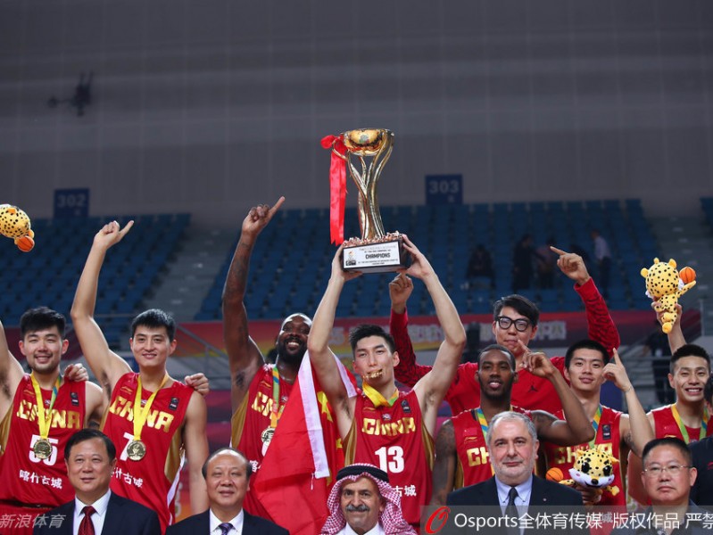 新疆男篮亚冠加冕，可兰白克高举奖杯映照亚洲之巅