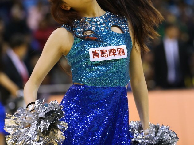 肯帝亚赛场上的炽热之花：篮球宝贝与东北虎的激战记忆