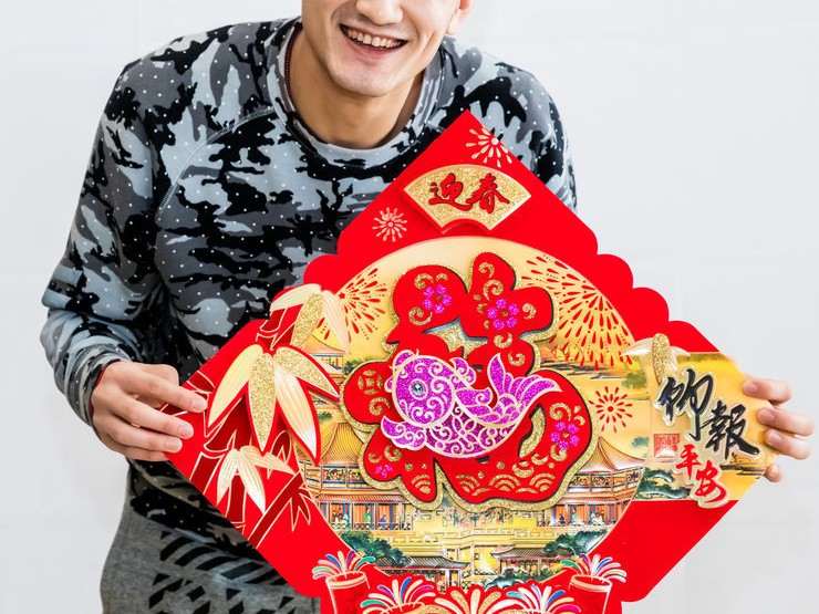 首钢雄鹰携福至 京腔年味暖人心