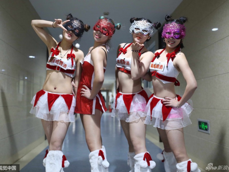 四姐妹面具写真：俏皮热舞与圣诞红色诱惑