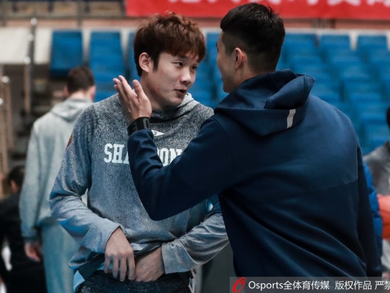 京鲁大战前温情脉脉，翟晓川与丁彦雨航训练场互动的兄弟情