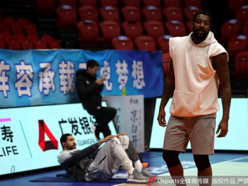 红山体育馆的温情与狂胜 布莱切开心为球迷签名