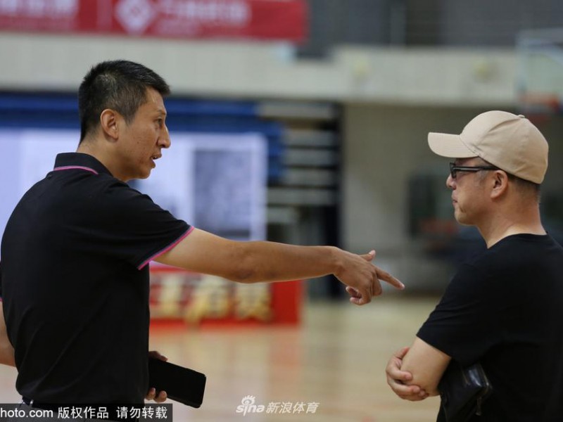 辽篮东北德比温情一幕 贺天举场边静待复出时刻