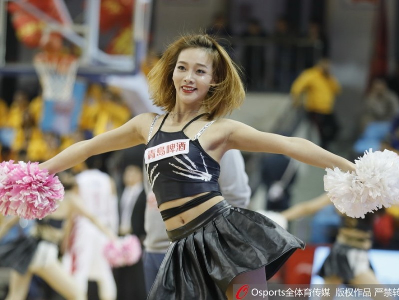 吉林男篮啦啦队长发飘飘 演绎赛场最美风景线