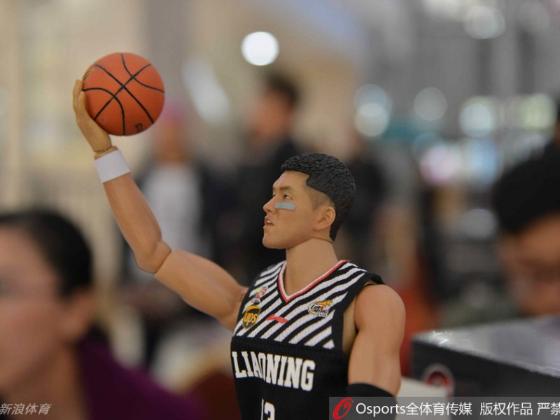 郭艾伦签名人偶发售现场直击 美女球迷爱不释手抚摸“迷你郭少”