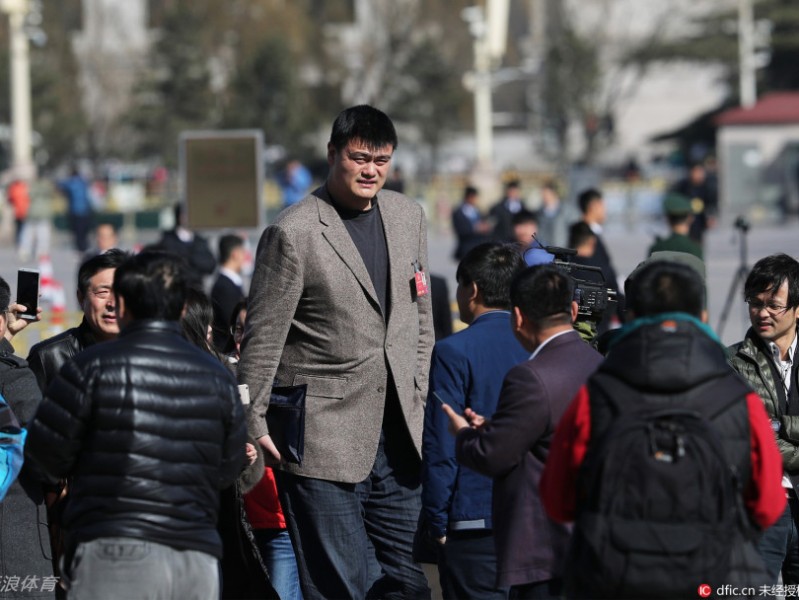 两会风云录：姚明刘翔遭遇围堵，人民大会堂前的明星委员众生相