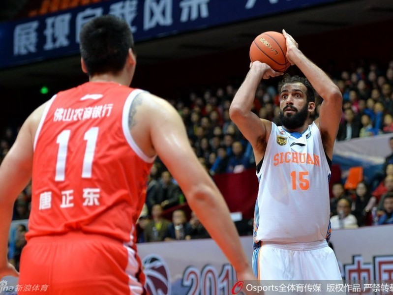 血与火的赞歌：回首2015赛季大帝与大王的篮下厮杀，那些不屈的面庞