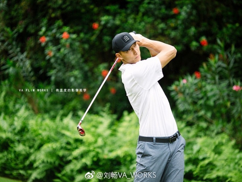 易建联挥杆高尔夫球场 篮球巨人的绅士转型